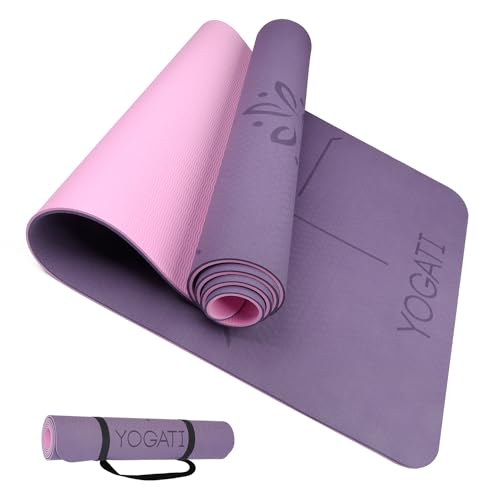YOGATI® 정렬 라인이 있는 스트랩이 달린 요가 매트. 여성, 남성 및 아동용 홈 운동 매트. 필라테스와 피트니스를 위한 두꺼운 미끄럼 방지 요가 매트. 브라운, 핑크 및 퍼플 요가 매트 - color: 퍼플.