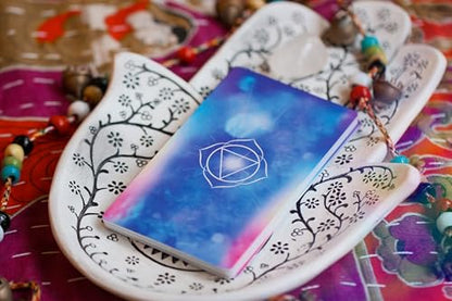 Yoga Mudra Oracle Book & Card Deck: Includes 44 cards and a 128-page book (Sirius Oracle Kits)