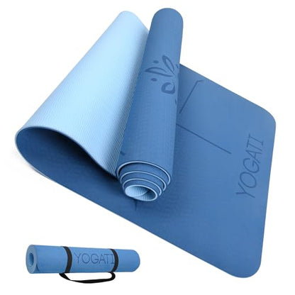 YOGATI® 정렬 라인이 있는 스트랩이 달린 요가 매트. 여성, 남성 및 아동용 홈 운동 매트. 필라테스와 피트니스를 위한 두꺼운 미끄럼 방지 요가 매트. 브라운, 핑크 및 퍼플 요가 매트 - color: 블루.