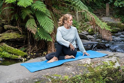 YOGATI® 정렬 라인이 있는 스트랩이 달린 요가 매트. 여성, 남성 및 아동용 홈 운동 매트. 필라테스와 피트니스를 위한 두꺼운 미끄럼 방지 요가 매트. 브라운, 핑크 및 퍼플 요가 매트 - color: 블루.
