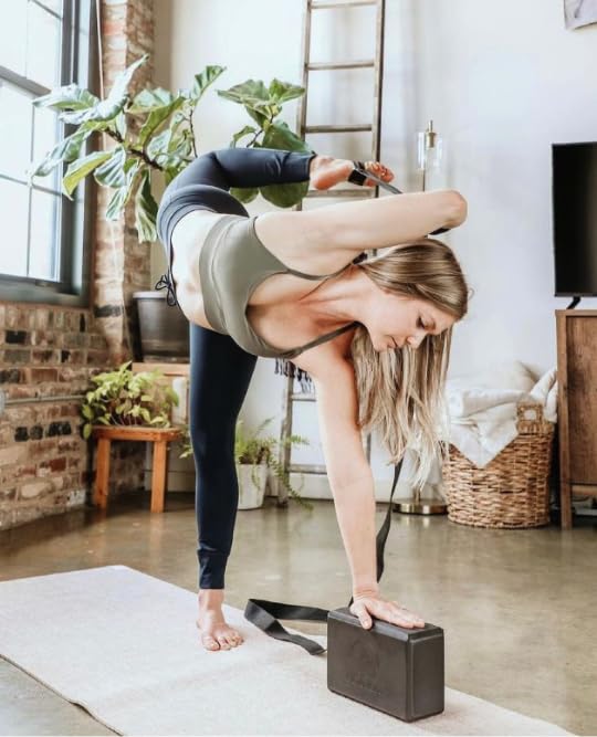 Clever Yoga - 8 ft Yoga Strap for Exercise & Physical Therapy, Leg Stretching Strap Yoga Accessories & Stretching Equipment, Leg Stretcher for Women & Men, Home Workout Essentials
