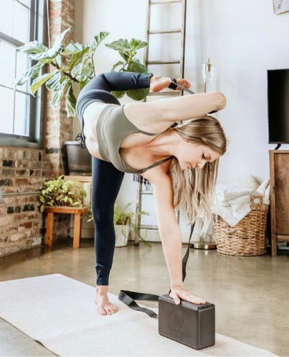 Clever Yoga - 8 ft Yoga Strap for Exercise & Physical Therapy, Leg Stretching Strap Yoga Accessories & Stretching Equipment, Leg Stretcher for Women & Men, Home Workout Essentials
